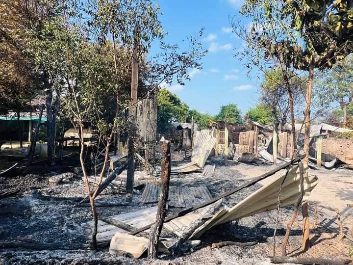 (စစ်အုပ်စု မီးဝင်ရှို့၍ ပျက်စီးသွားသော ရေစကြိုမြို့နယ် နီပဆေးတောကျေးရွာရှိ နေအိမ်များအား တွေ့ရစဥ်။ဓာတ်ပုံ-ရေစကြိုပကဖ)