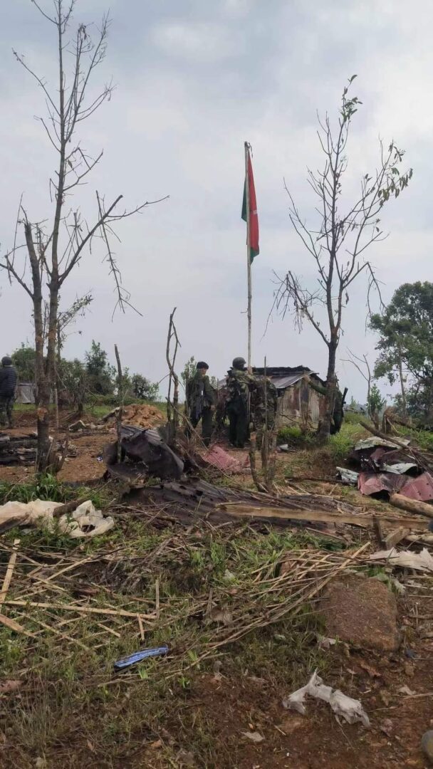 (ချီဖွေမြို့နယ် လဂွေကျေးရွာရှိ စစ်ကောင်စီနှင့် ပြည်သူ့စစ်တပ်စခန်းများ သိမ်းပိုက်အပြီးတွေ့ရစဉ်နှင့် စခန်းသိမ်းတိုက်ပွဲများဆက်တိုက်ဆင်နွှဲနေသောKIAတပ်ဖွဲ့ဝင်များ။ ဓာတ်ပုံ - CJ၊ File)
