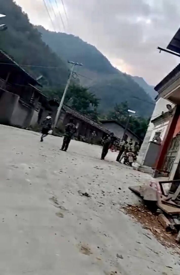 (ချီဖွေမြို့နယ် လဂွေကျေးရွာရှိ စစ်ကောင်စီနှင့် ပြည်သူ့စစ်တပ်စခန်းများ သိမ်းပိုက်အပြီးတွေ့ရစဉ်နှင့် စခန်းသိမ်းတိုက်ပွဲများဆက်တိုက်ဆင်နွှဲနေသောKIAတပ်ဖွဲ့ဝင်များ။ ဓာတ်ပုံ - CJ၊ File)