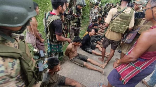 (စက်တင်ဘာ လကုန်ပိုင်းတွင် စစ်​​ကောင်စီတပ် စစ်​ကြောင်းတ​ကြောင်းလုံးပြုတ်​အောင် PDF ပူး​ပေါင်းတပ်များက တိုက်ခိုက်ပြီး​နောက် စစ်သုံ့ပန်းများကို PDF များကဖမ်းဆီးထားစဥ်။ဓါတ်ပုံ-CJ)