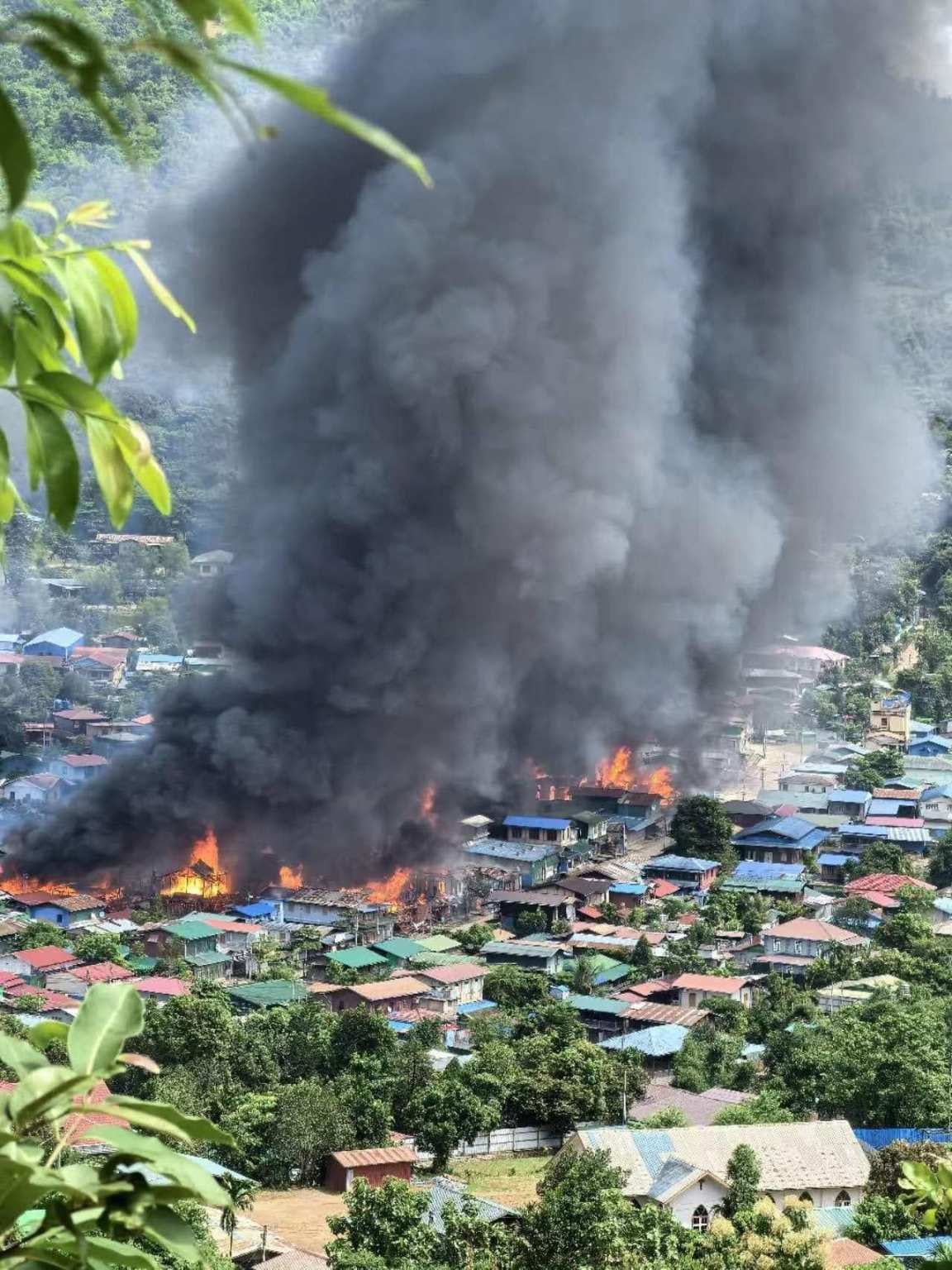 (၂၀၂၄ စက်တင်ဘာ လတွင် တိုက်ပွဲဖြစ်ပွားမှုကြောင့် ဆိုင်းတောင်ရွာ နေရာအချို့မီးလောင်နေသည်ကို တွေ့ရစဉ်။ ဓာတ်ပုံ - Padang Nsen)