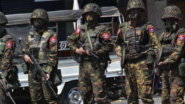 အာဏာသိမ်းပြီးနောက် လုံခြုံရေးယူနေသော စစ်ကောင်စီတပ်ဖွဲ့ဝင်များ။ (ပုံအဟောင်းဖြစ်ပါသည်။)