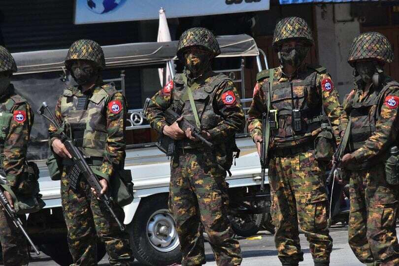 အာဏာသိမ်းပြီးနောက် လုံခြုံရေးယူနေသော စစ်ကောင်စီတပ်ဖွဲ့ဝင်များ။ (ပုံအဟောင်းဖြစ်ပါသည်။)