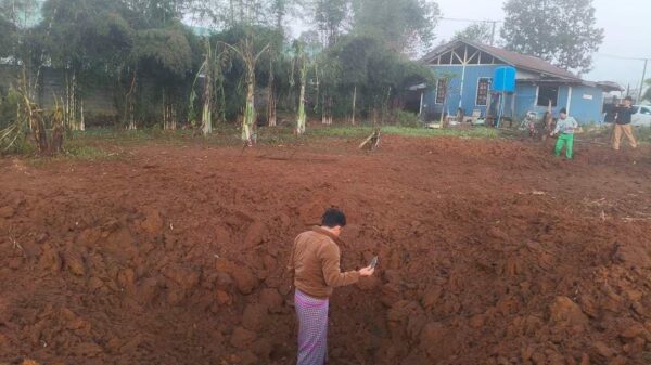 (ကွတ်ခိုင်မြို့ကို စစ်ကောင်စီက ယနေ့ (နိုဝင်ဘာ ၁ရက်) နံနက်တွင် တိုက်လေယာဉ်မှ ဗုံး ၈လုံးကြဲချတိုက်ခိုက်ပြီးနောက် တွေ့ရစဉ်။ ဓာတ်ပုံ - TNLA)