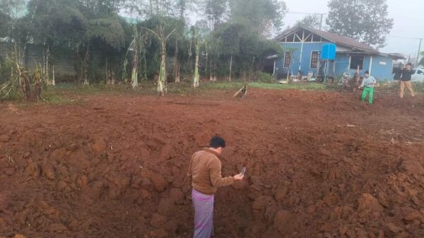 (ယနေ့နံနက် အစောပိုင်းတွင် TNLAထိန်းချုပ်ထားသည့် ကွတ်ခိုင်မြို့ကို လေကြောင်း တိုက်ခိုက်အပြီး တွေ့ရသော အပျက်အစီးများ။ ဓာတ်ပုံ - BBM)