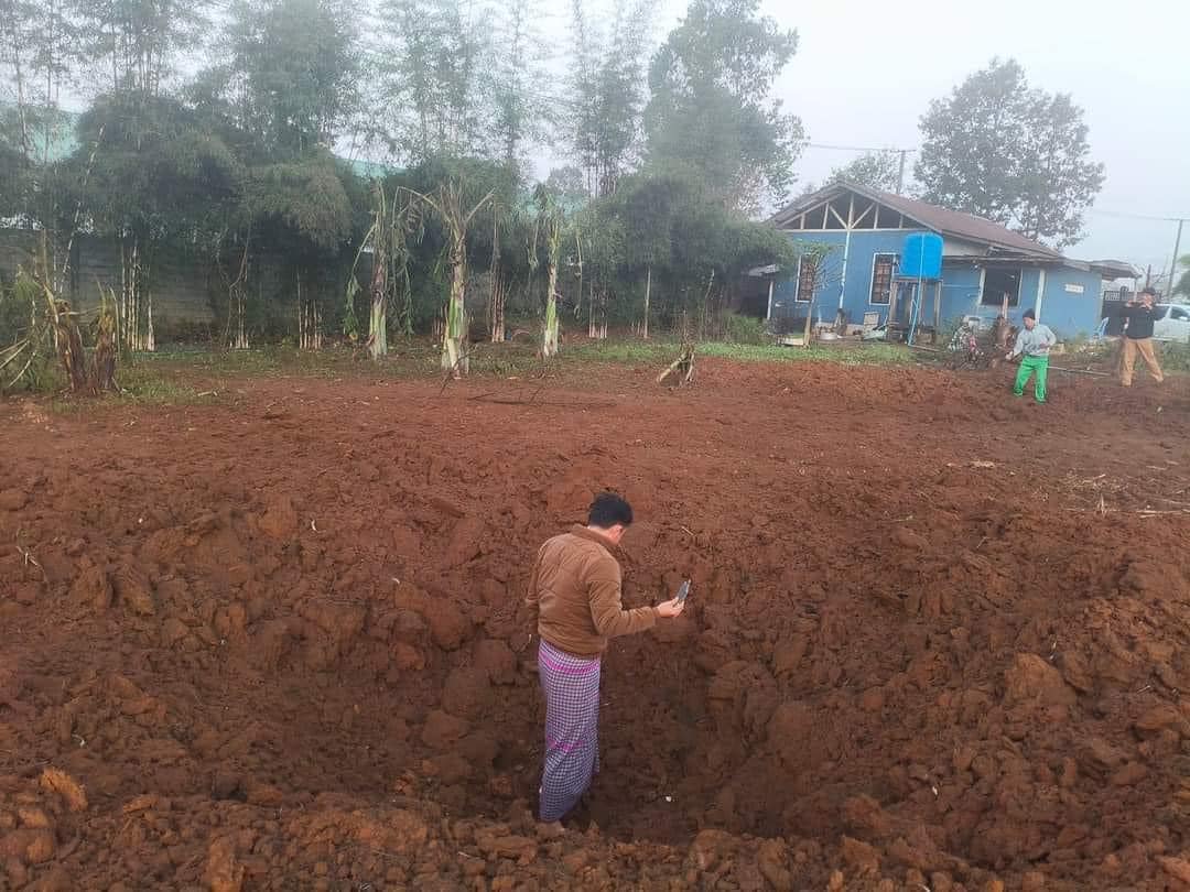 (ယနေ့နံနက် အစောပိုင်းတွင် TNLAထိန်းချုပ်ထားသည့် ကွတ်ခိုင်မြို့ကို လေကြောင်း တိုက်ခိုက်အပြီး တွေ့ရသော အပျက်အစီးများ။ ဓာတ်ပုံ - BBM)