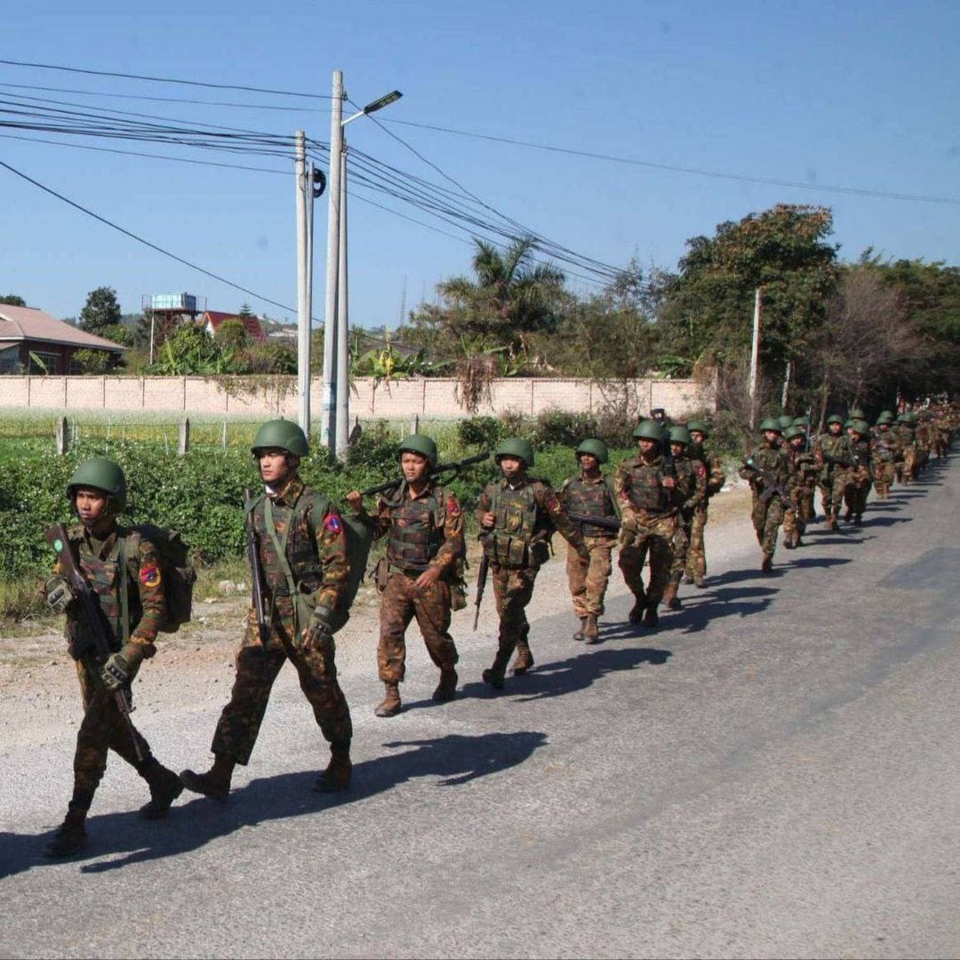 (အညာ​ဒေသတ​စ်​နေရာတွင် စစ်​ကြောင်းထိုး​နေ​သောစစ်​ကောင်စီတပ်သားများ။ဓါတ်ပုံ-စစ်​ကောင်စီ)