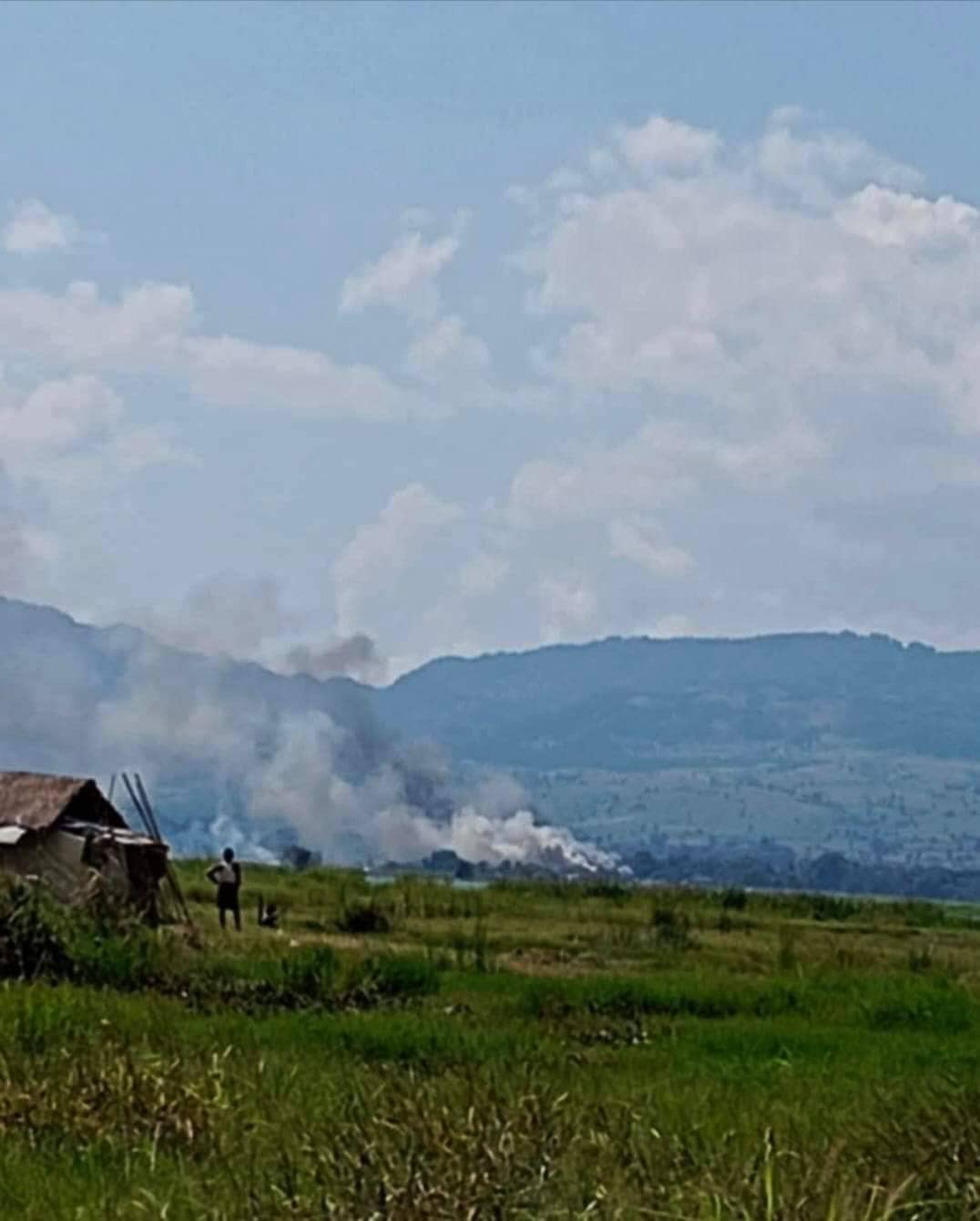 (နိုဝင်ဘာ ၁ရက်က စစ်ကောင်စီတပါနှင့် ပအိုဝ်းပြည်သူ့စစ် မီးရှို့ခဲ့သည့် ဟိုဝိုးရွာကိုတွေ့ရစဥ်။ ဓာတ်ပုံ - CJ)