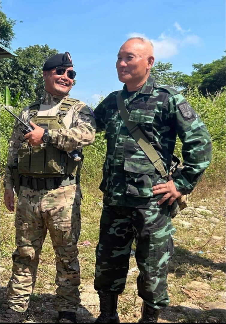 (KNLA ဒုစစ်ဦးစီးချုပ် ဗိုလ်ချုပ်ကြီး ဘောကျော်ဟဲ ကော်ဘရာ စစ်ကြောင်း၏ ရှေ့တန်းနယ်မြေသို့ သွားရောက်စဥ်။ဓါတ်ပုံ-Saw Kaw)