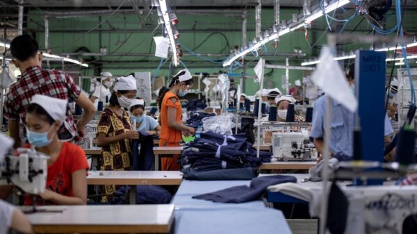 (ရန်ကုန်ရှိ အထည်ချုပ်လုပ်ငန်း တခုကို​တွေ့ရစဥ်။ ဓါတ်ပုံ-Getty Images)