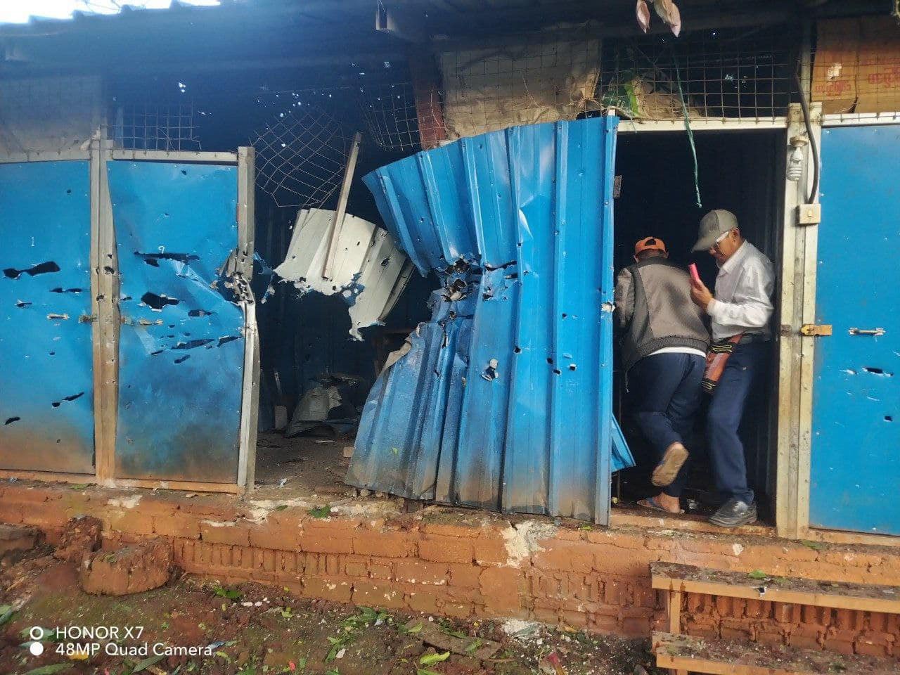 (နောင်ချိုမြို့နယ် ဆမ္မဆယ်ကျေးရွာကို စစ်ကောင်စီလေကြောင်းတိုက်ခိုက်ပြီးနောက် ပျက်စီးမှုများ။ ဓာတ်ပုံ - TNLA)