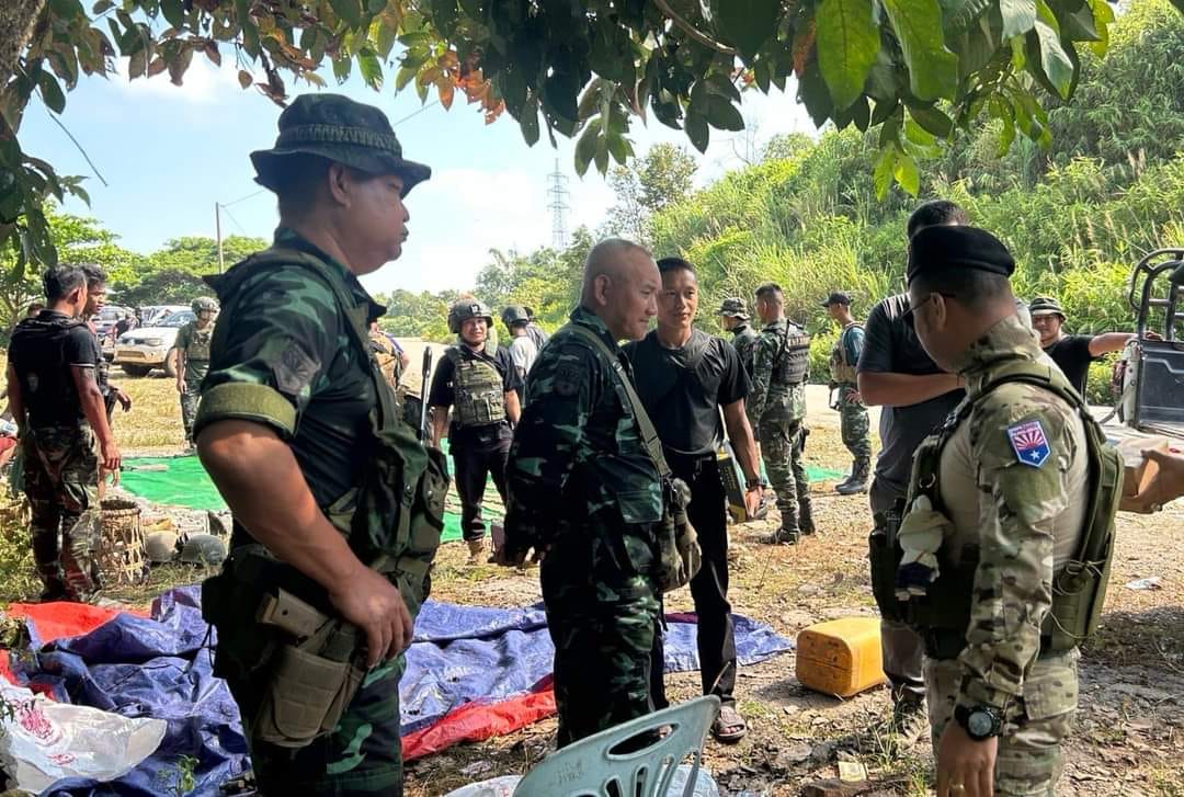 (KNLA ဒုစစ်ဦးစီးချုပ် ဗိုလ်ချုပ်ကြီး ဘောကျော်ဟဲ ကော်ဘရာ စစ်ကြောင်း၏ ရှေ့တန်းနယ်မြေသို့ သွားရောက်စဥ်။ဓါတ်ပုံ-Saw Kaw)