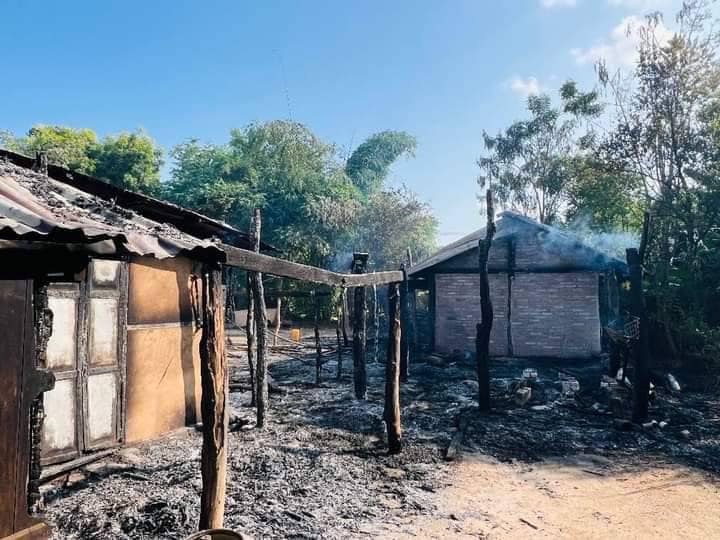 (စစ်အုပ်စု မီးဝင်ရှို့၍ ပျက်စီးသွားသော ရေစကြိုမြို့နယ် နီပဆေးတောကျေးရွာရှိ နေအိမ်များအား တွေ့ရစဥ်။ဓာတ်ပုံ-ရေစကြိုပကဖ)