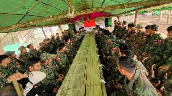 (အမှတ်(၁၂၂၂)တပ်ရင်းရဲဘော်များအား တွေ့ရစဥ်။ဓာတ်ပုံ - အမှတ် ၁၂၂၂)