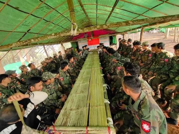 (အမှတ်(၁၂၂၂)တပ်ရင်းရဲဘော်များအား တွေ့ရစဥ်။ဓာတ်ပုံ - အမှတ် ၁၂၂၂)