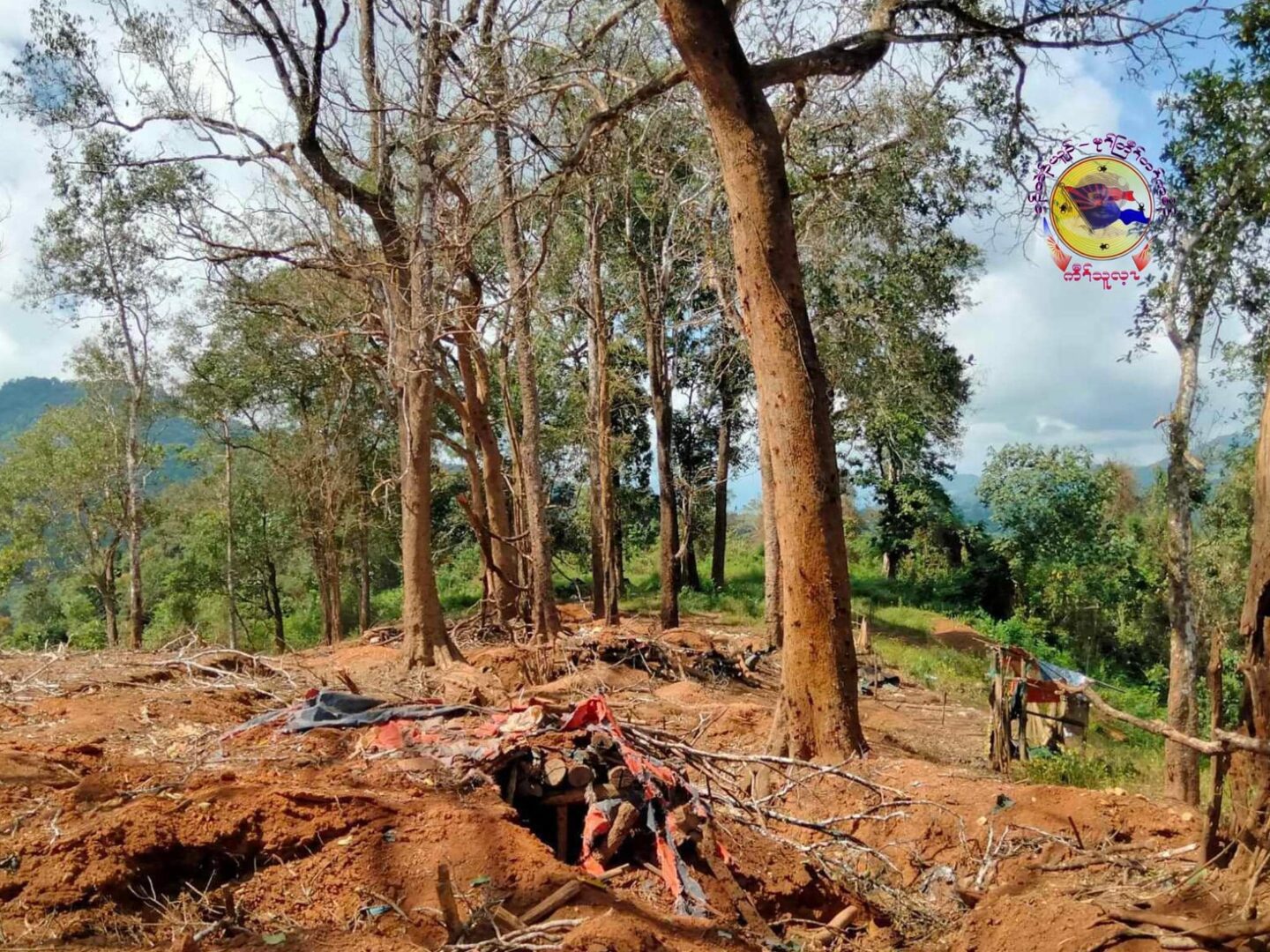 ဖာပွန်ခရိုင်ရှိ ခေါပုတ်စခန်းသိမ်းတိုက်ပွဲအတွင်းမှ သိမ်းရသော လက်နက်ခဲယမ်းများ။ ဓာတ်ပုံ - တပ်မဟာ (၅)