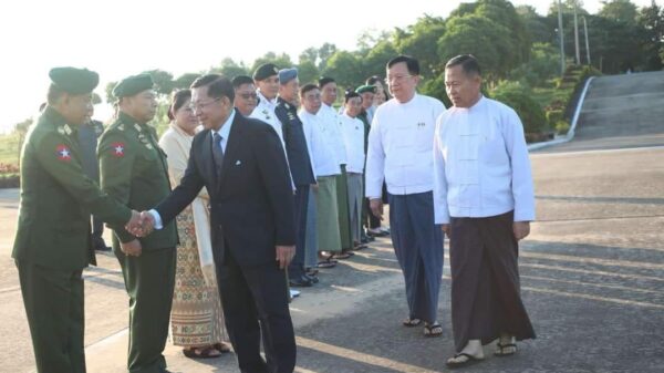 (အာဏာသိမ်း​ခေါင်း​ဆောင်ကို ဒုအာဏာသိမ်း​ခေါင်း​ဆောင်က ​နေပြည်​တော်​လေဆိပ်တွင် လိုက်ပို့စဥ်။ဓါတ်ပုံ-စစ်​ကောင်စီ )