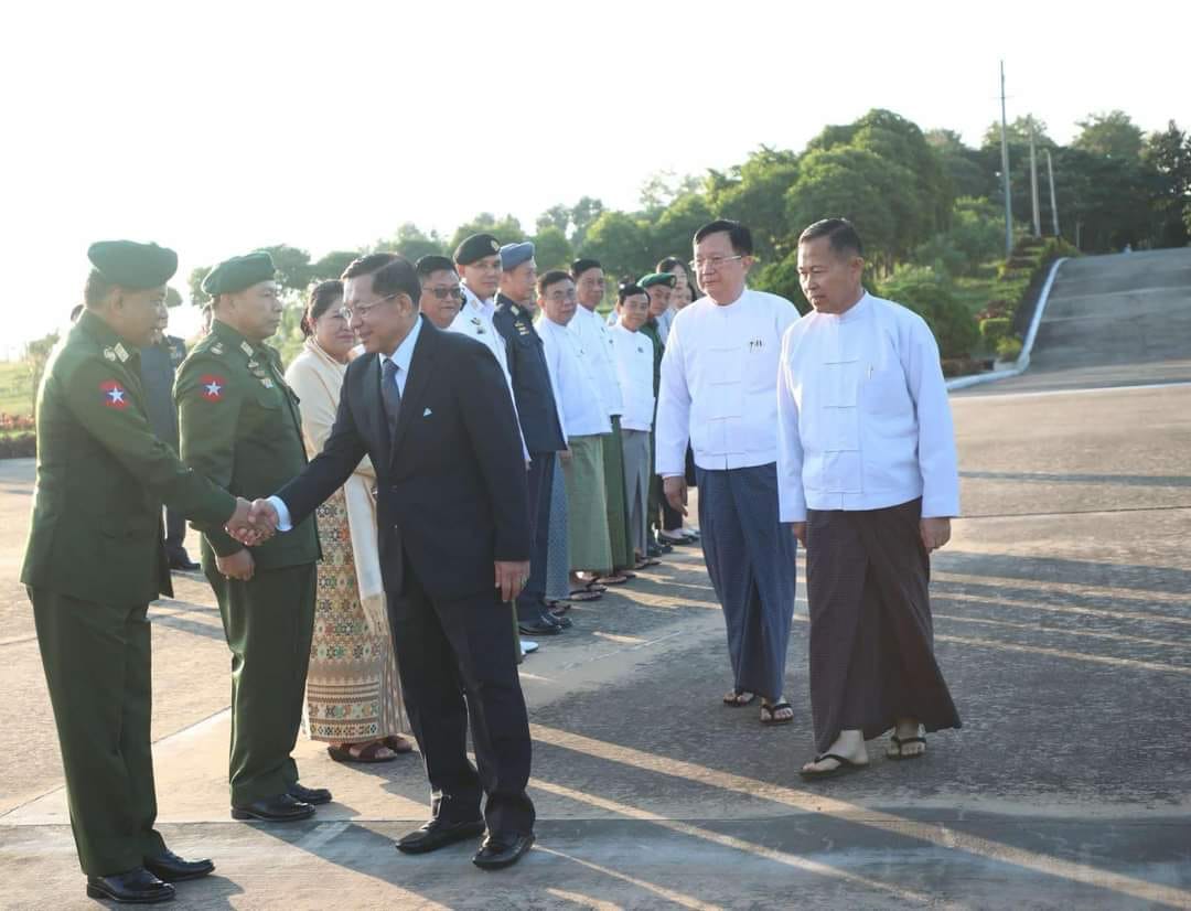 (အာဏာသိမ်း​ခေါင်း​ဆောင်ကို ဒုအာဏာသိမ်း​ခေါင်း​ဆောင်က ​နေပြည်​တော်​လေဆိပ်တွင် လိုက်ပို့စဥ်။ဓါတ်ပုံ-စစ်​ကောင်စီ )