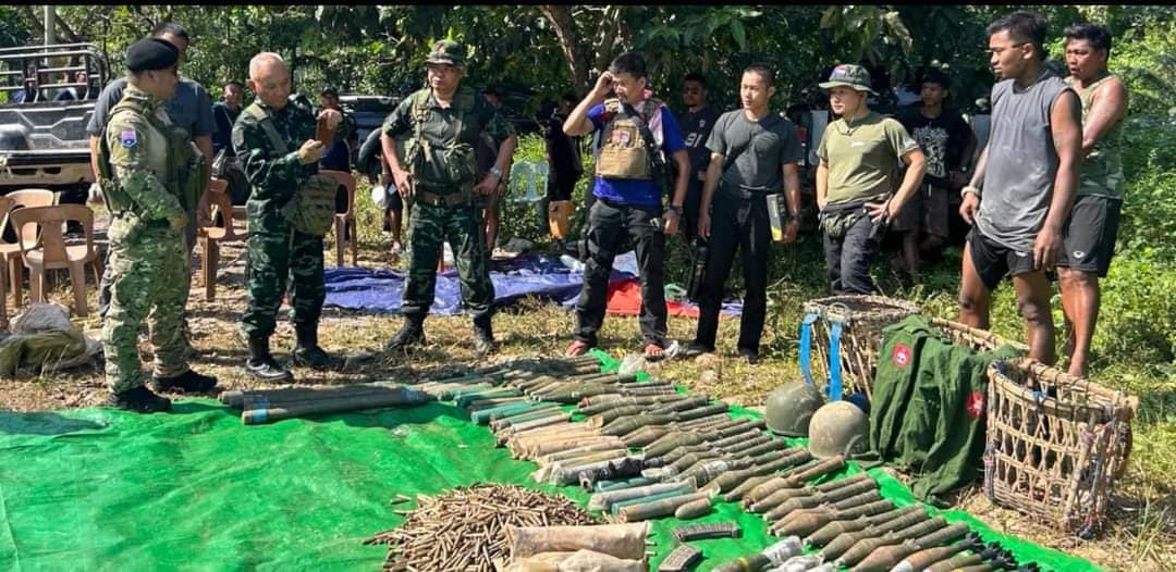 (KNLA ဒုစစ်ဦးစီးချုပ် ဗိုလ်ချုပ်ကြီး ဘောကျော်ဟဲ ကော်ဘရာ စစ်ကြောင်း၏ ရှေ့တန်းနယ်မြေသို့ သွားရောက်စဥ်။ဓါတ်ပုံ-Saw Kaw)
