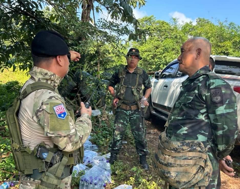 (KNLA ဒုစစ်ဦးစီးချုပ် ဗိုလ်ချုပ်ကြီး ဘောကျော်ဟဲ ကော်ဘရာ စစ်ကြောင်း၏ ရှေ့တန်းနယ်မြေသို့ သွားရောက်စဥ်။ဓါတ်ပုံ-Saw Kaw)