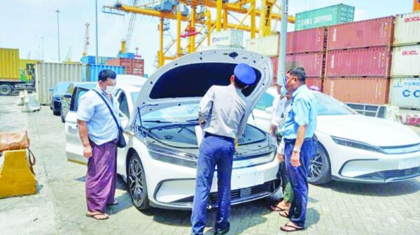 (ဆိပ်ကမ်းသို့ ရောက်လာသော လျှပ်စစ်ကားတစ်စီးအား စစ်ဆေးနေစဉ်။ ဓာတ်ပုံ - MOI)