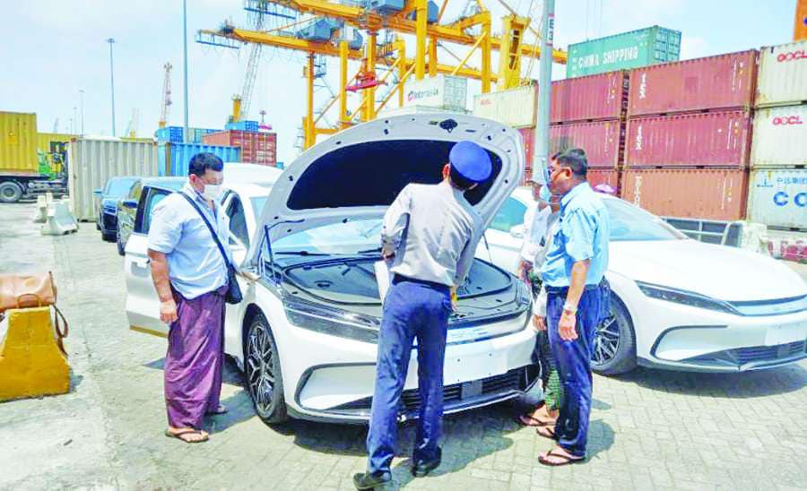 (ဆိပ်ကမ်းသို့ ရောက်လာသော လျှပ်စစ်ကားတစ်စီးအား စစ်ဆေးနေစဉ်။ ဓာတ်ပုံ - MOI)