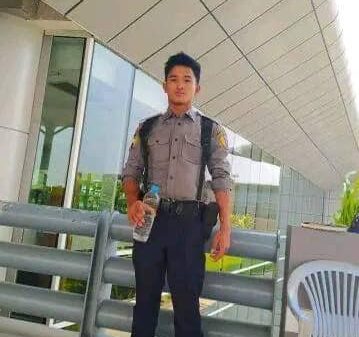 (သေဆုံးခဲ့သော နယ်ထိန်းရဲအား တွေ့ရစဥ်။ဓာတ်ပုံ-တောင်သာ ပကဖ)