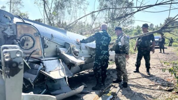 (KNLA ဒုစစ်ဦးစီးချုပ် ဗိုလ်ချုပ်ကြီး ဘောကျော်ဟဲ ကော်ဘရာ စစ်ကြောင်း၏ ရှေ့တန်းနယ်မြေသို့ သွားရောက်စဥ်။ဓါတ်ပုံ-Saw Kaw)