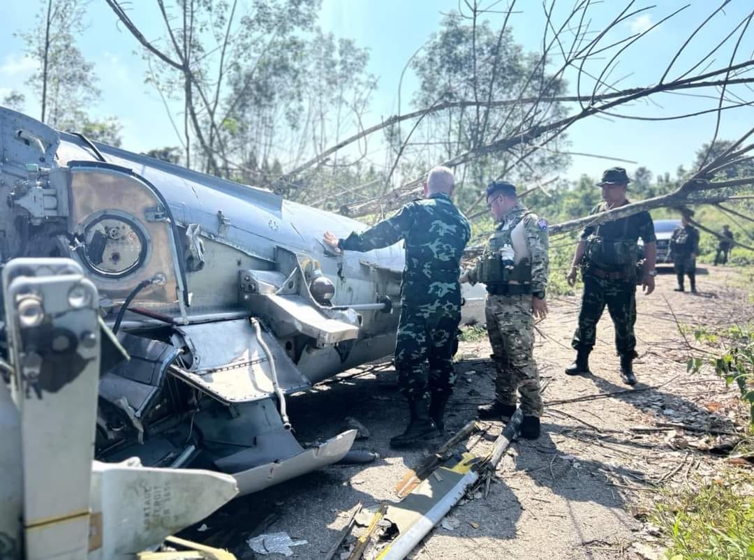(KNLA ဒုစစ်ဦးစီးချုပ် ဗိုလ်ချုပ်ကြီး ဘောကျော်ဟဲ ကော်ဘရာ စစ်ကြောင်း၏ ရှေ့တန်းနယ်မြေသို့ သွားရောက်စဥ်။ဓါတ်ပုံ-Saw Kaw)