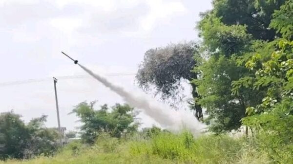 (စစ်ကောင်စီစစ်ကြောင်းအား ရော့ကတ်များဖြင့် ပစ်ခတ်တိုက်ခိုက်နေစဥ်။ဓာတ်ပုံ-Cobra One)