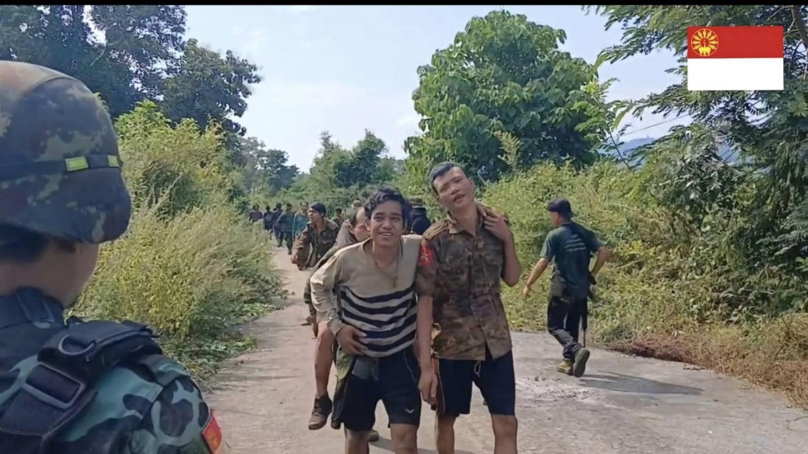 (ခေါပုတ်တပ်စခန်းသိမ်းတိုက်ပွဲမှ ထွက်ပြေးသော စစ်ကောင်စီတပ်သားအချို့အား ဖမ်းမိစဉ်။ ဓာတ်ပုံ - BPLA)