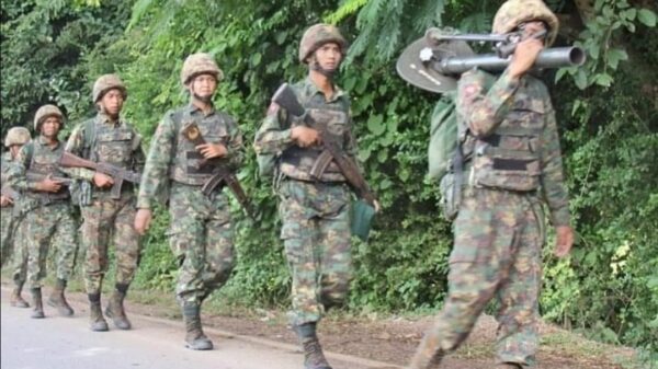 (စစ်တပ်စစ်​ကြောင်းတခုကို​တွေ့ရစဥ်(ပုံ​ဟောင်းဖြစ်ပါသည်) ဓါတ်ပုံ-စစ်​ကောင်စီ )