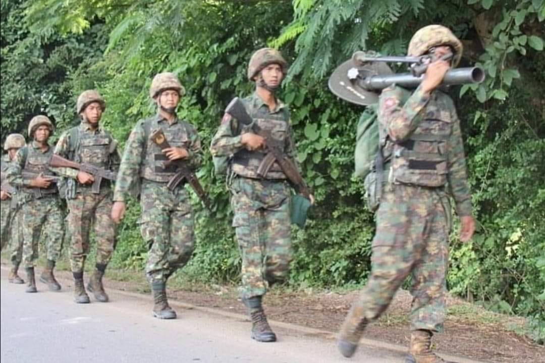 (စစ်တပ်စစ်​ကြောင်းတခုကို​တွေ့ရစဥ်(ပုံ​ဟောင်းဖြစ်ပါသည်) ဓါတ်ပုံ-စစ်​ကောင်စီ )