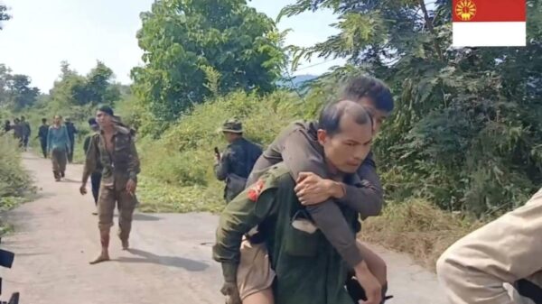 (ခေါပုတ်တပ်စခန်းသိမ်းတိုက်ပွဲမှ ထွက်ပြေးသော စစ်ကောင်စီတပ်သားအချို့အား ဖမ်းမိစဉ်။ ဓာတ်ပုံ - BPLA)