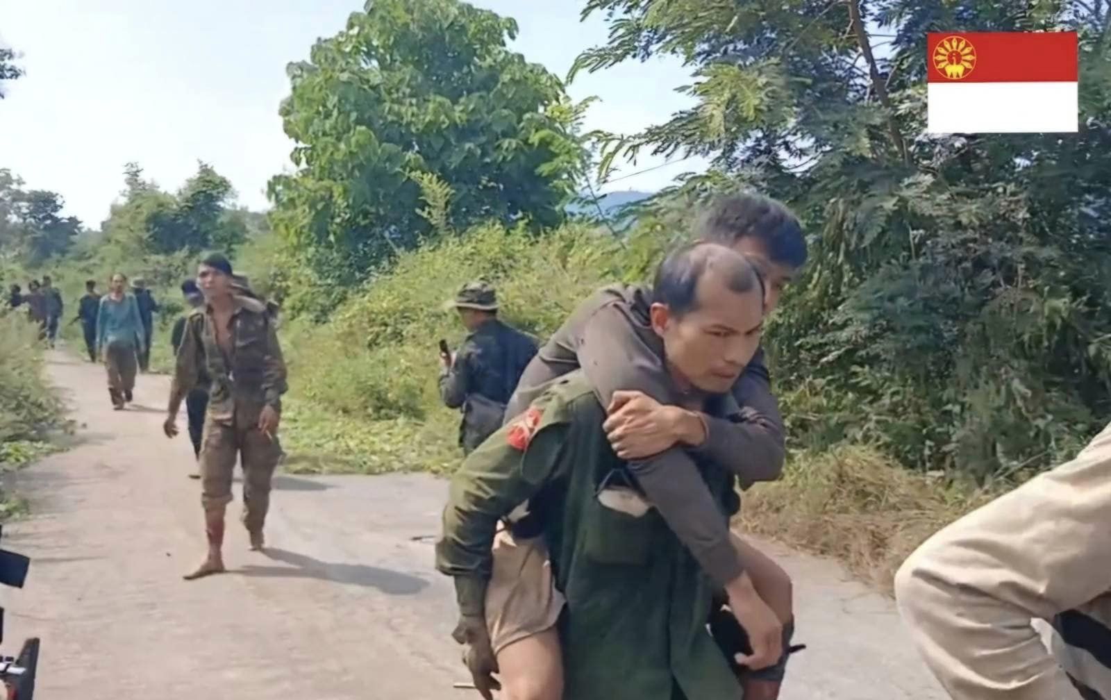 (ခေါပုတ်တပ်စခန်းသိမ်းတိုက်ပွဲမှ ထွက်ပြေးသော စစ်ကောင်စီတပ်သားအချို့အား ဖမ်းမိစဉ်။ ဓာတ်ပုံ - BPLA)
