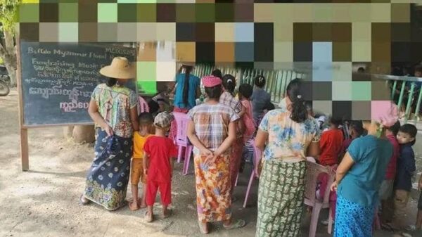 (​YFC အဖွဲ့က ဆေးဝါးကုသမှုပေးနေစဥ်။ ဓာတ်ပုံ-YFC)