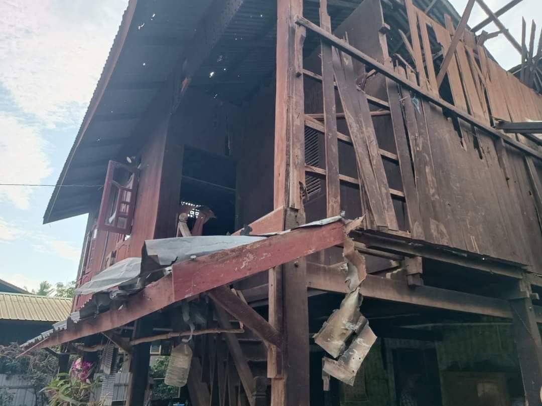 (လေကြောင်းတိုက်ခိုက်ခံရပြီးနောက် ပျက်စီးသွားသော စာသင်ကျောင်းနှင့်လူနေအိမ်များအား တွေ့ရစဥ်။ဓာတ်ပုံ-Taze News)