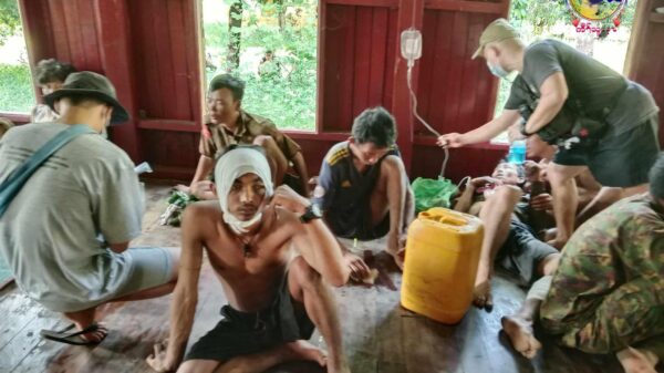 (ခေါပုတ်စခန်းမှ ထွက်ပြေးသော စစ်ကောင်စီတပ်သားများအား ဖမ်းမိပြီးနောက် တွေ့ရစဉ်။ ဓာတ်ပုံ - KNU -Mutraw News)