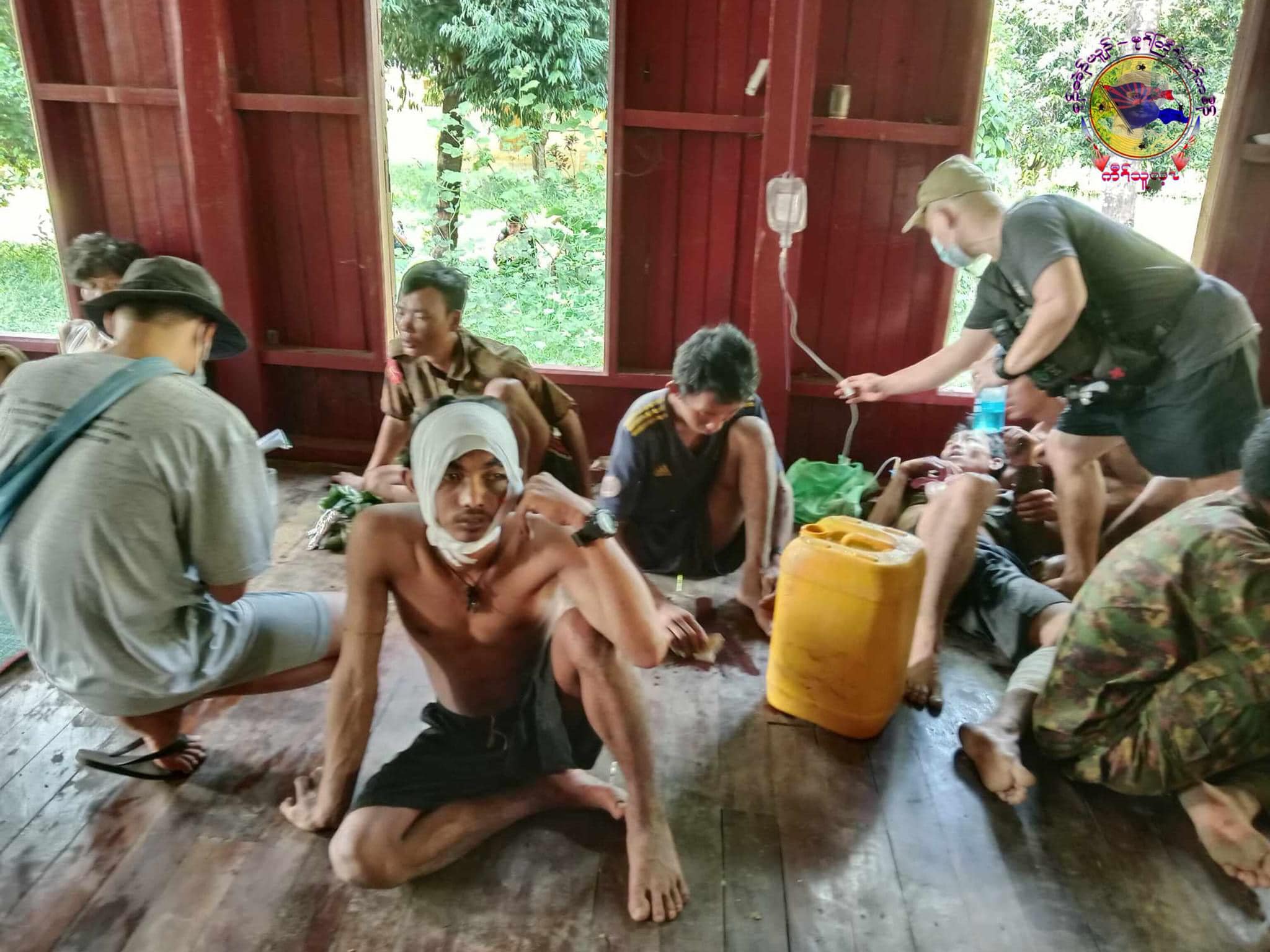 (ခေါပုတ်စခန်းမှ ထွက်ပြေးသော စစ်ကောင်စီတပ်သားများအား ဖမ်းမိပြီးနောက် တွေ့ရစဉ်။ ဓာတ်ပုံ - KNU -Mutraw News)