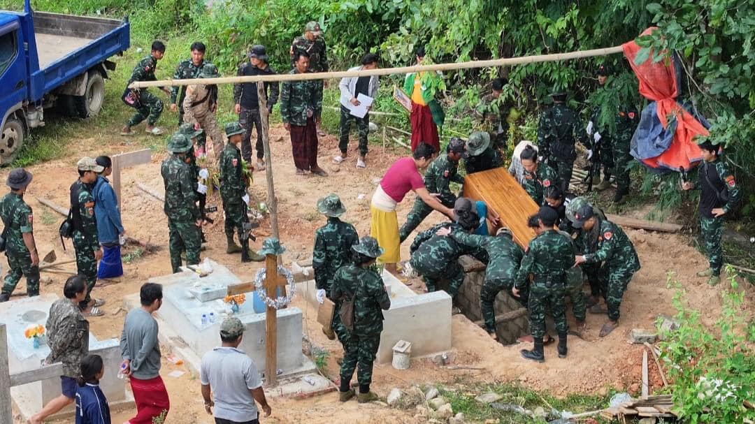 (BPDFမှ CDM ရဲတပ်သားဖေရယ်​၏ ဈပနအခမ်းအနားပြုလုပ်နေစဉ်။ ဓာတ်ပုံ - BPDF)