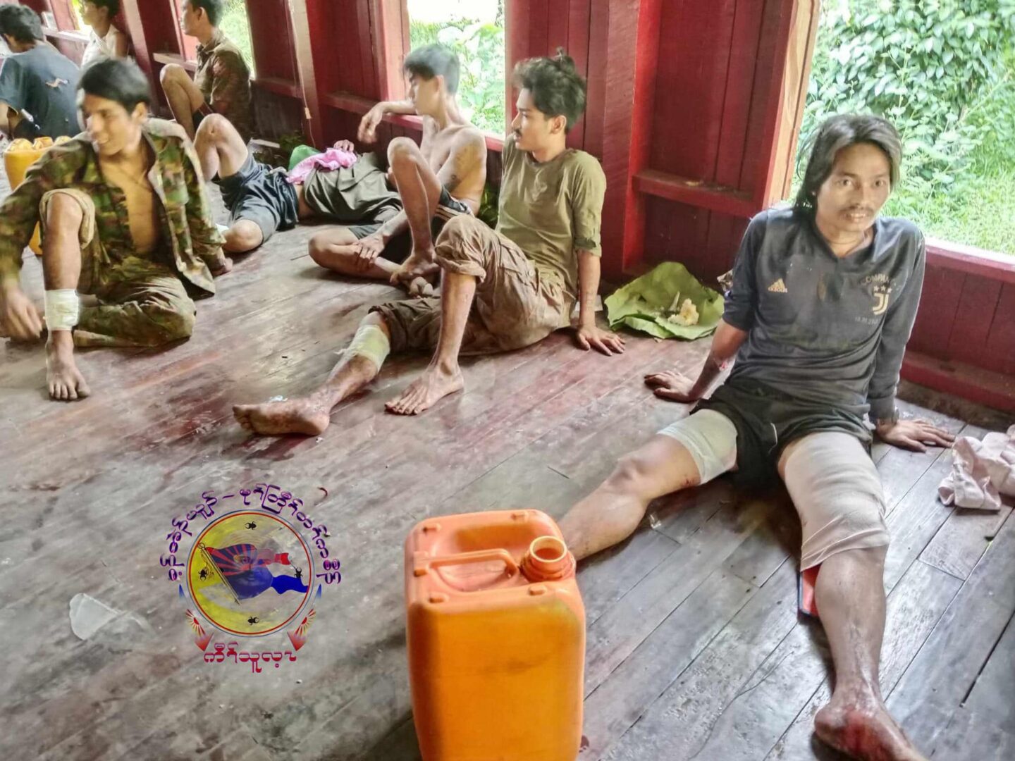 (ခေါပုတ်စခန်းမှ ထွက်ပြေးသော စစ်ကောင်စီတပ်သားများအား ဖမ်းမိပြီးနောက် တွေ့ရစဉ်။ ဓာတ်ပုံ - KNU -Mutraw News)