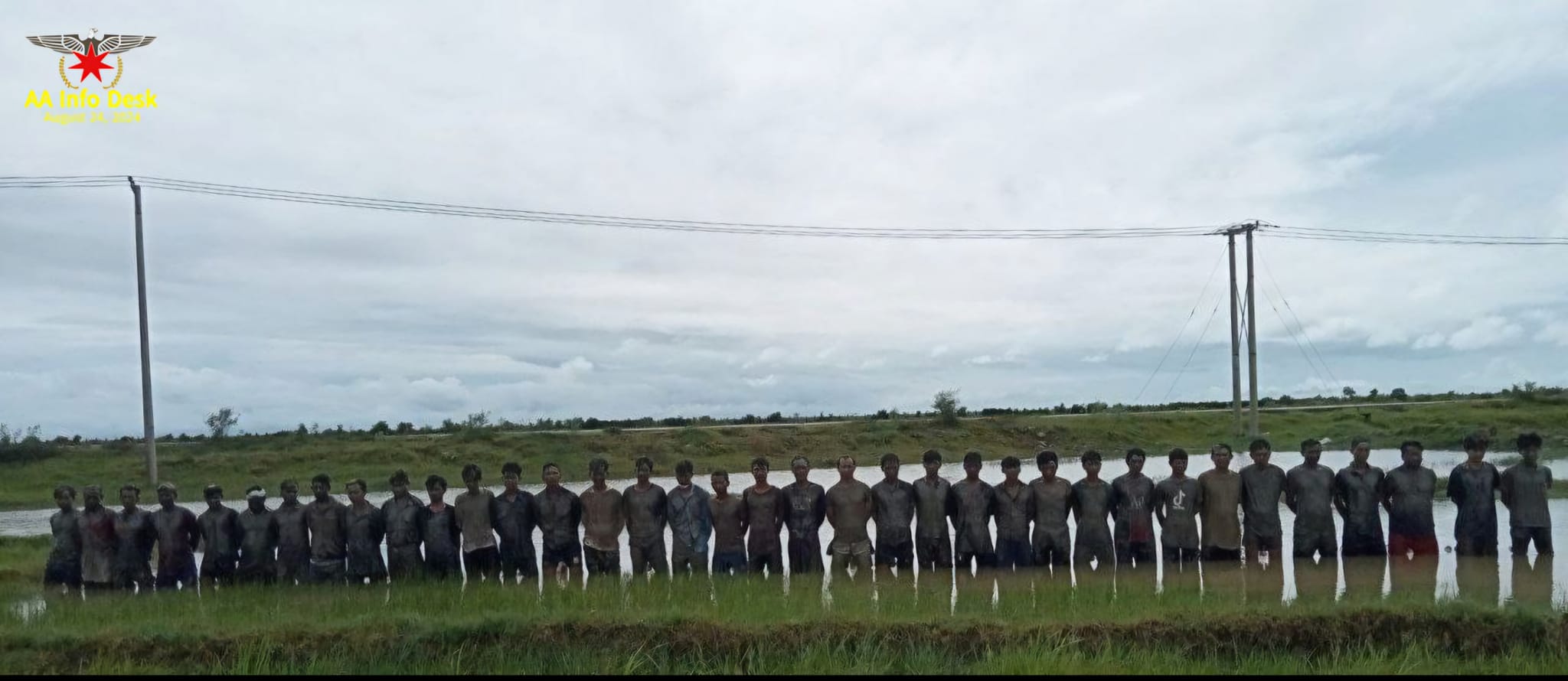 (သြဂုတ် ၂၂ ရက် ​မောင်​တောမြို့သိမ်းတိုက်ပွဲတွင် AA ဖမ်းမိခဲ့​သော စစ်သုံ့ပန်းများ နှင့် စစ်​​ကောင်စီ၏စစ်သင်တန်းတက်​နေသူများ။ ဓါတ်ပုံ-AA Info Desk၊ စစ်​ကောင်စီ)