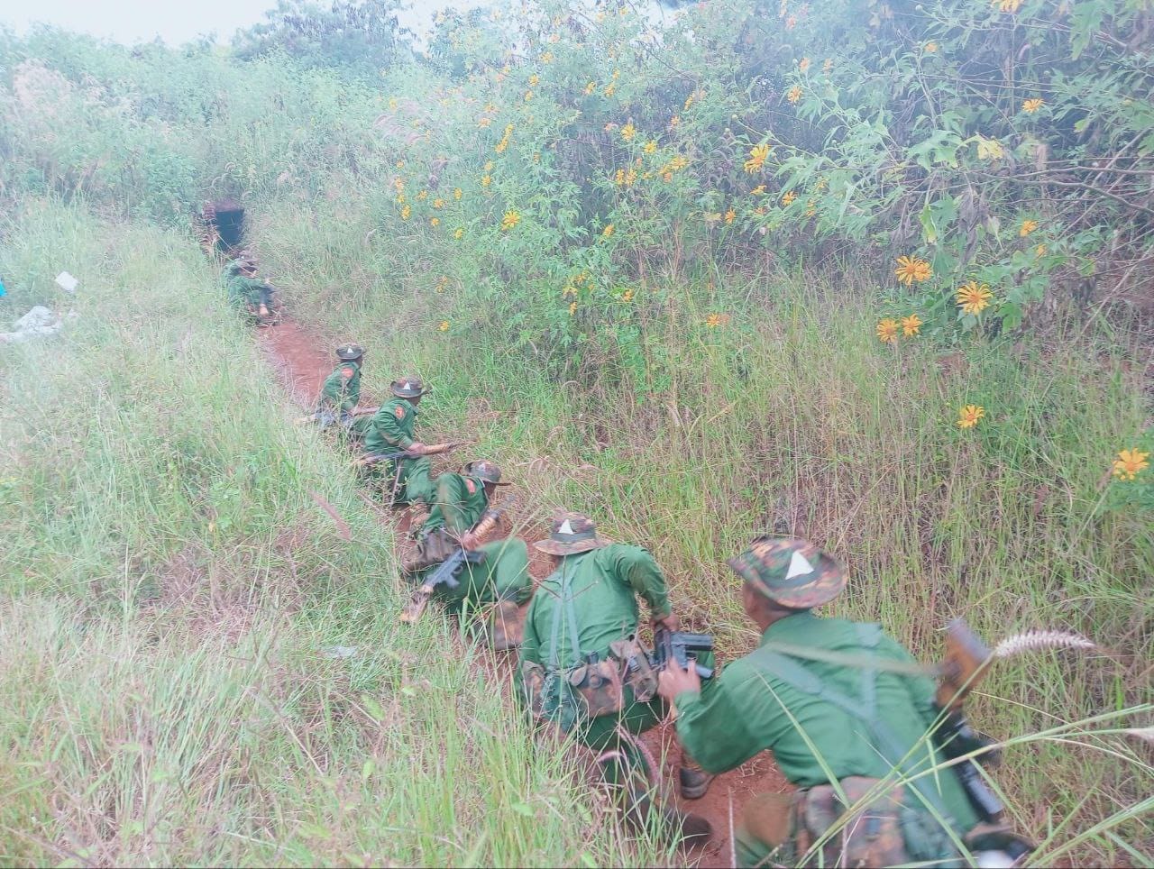 (သြဂုတ် ၂၂ ရက် မောင်တောမြို့သိမ်းတိုက်ပွဲတွင် AA ဖမ်းမိခဲ့သော စစ်သုံ့ပန်းများ နှင့် စစ်ကောင်စီ၏စစ်သင်တန်းတက်နေသူများ။ ဓါတ်ပုံ-AA Info Desk၊ စစ်ကောင်စီ)