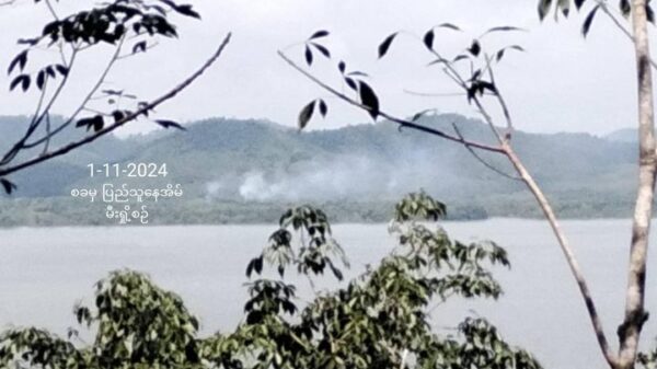 (ဂေါရင်ချောင်း(ဒေသအခေါ်)ဘေးဥယျာဥ်ခြံမြေများမှ ပြည်သူနေအိမ်အချို့ကို စစ်တပ်က မီးရှို့ဖျက်ဆီးနေစဥ်။ ဓာတ်ပုံ - ပေးပို့)
