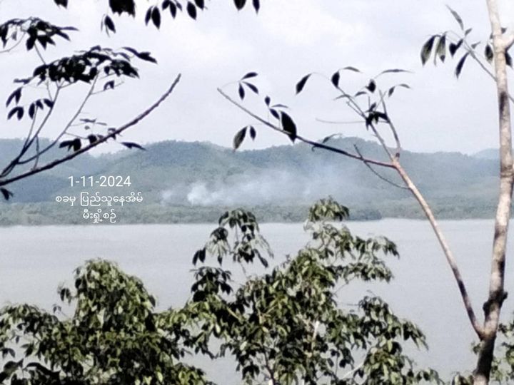 (ဂေါရင်ချောင်း(ဒေသအခေါ်)ဘေးဥယျာဥ်ခြံမြေများမှ ပြည်သူနေအိမ်အချို့ကို စစ်တပ်က မီးရှို့ဖျက်ဆီးနေစဥ်။ ဓာတ်ပုံ - ပေးပို့)