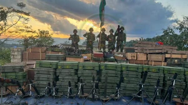 (TNLA တပ်ဖွဲ့ဝင်များကို မြို့သိမ်းတိုက်ပွဲဆင်နွှဲ ပြီး​နောက်သိမ်းဆည်းရရှိ​သောလက်နက်ခဲ့ယမ်းများနှင့်အတူ​တွေ့ရစဥ်။ဓါတ်ပုံ-TNLA)