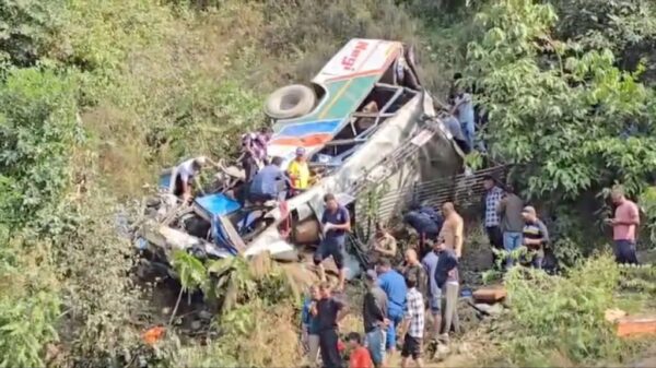 အိန္ဒိယမှာ လျှိုထဲ ဘတ်စ်ကားထိုးကျပြီး လူသုံးဒါဇင်ထက်မနည်း သေဆုံး