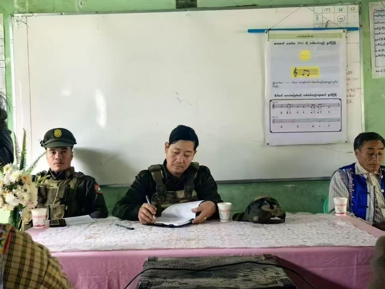 (ချီဖွေမြို့နယ်၊ ကန်းဖန့်ကျေးရွာတွင် တိုင်းရင်းသားစည်းလုံးညီညွတ်ရေး ဟောပြောပွဲ နှင့် အလင်းဝင်သူများအား လက်ခံကြိုဆိုပွဲ ကျင်းပနေစဉ်။ ဓာတ်ပုံ- CJ)