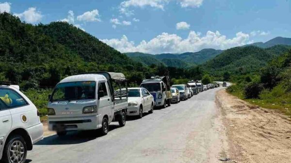 (ရွာငံမြို့ မူးယစ် စစ်​ဆေး​ရေးဂိတ်တွင် ကားများကို X-Ray စက်ဖြင့်ပါစစ်​ဆေး​သဖြင့် ကားများနာရီ​ပေါင်းများစွာတန်းစီ​စောင့်ဆိုင်း​နေရသည်ကို ၂၀၂၄ နိုဝင်ဘာ လဆန်းက​တွေ့ရစဥ်။ဓါတ်ပုံ-CJ)