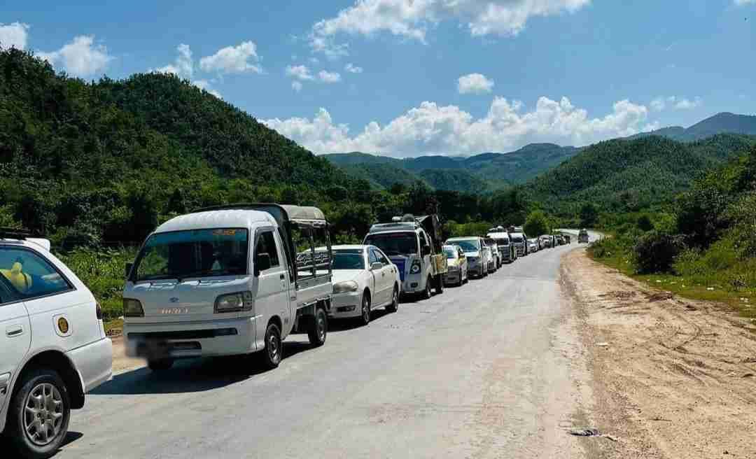 (ရွာငံမြို့ မူးယစ် စစ်​ဆေး​ရေးဂိတ်တွင် ကားများကို X-Ray စက်ဖြင့်ပါစစ်​ဆေး​သဖြင့် ကားများနာရီ​ပေါင်းများစွာတန်းစီ​စောင့်ဆိုင်း​နေရသည်ကို ၂၀၂၄ နိုဝင်ဘာ လဆန်းက​တွေ့ရစဥ်။ဓါတ်ပုံ-CJ)